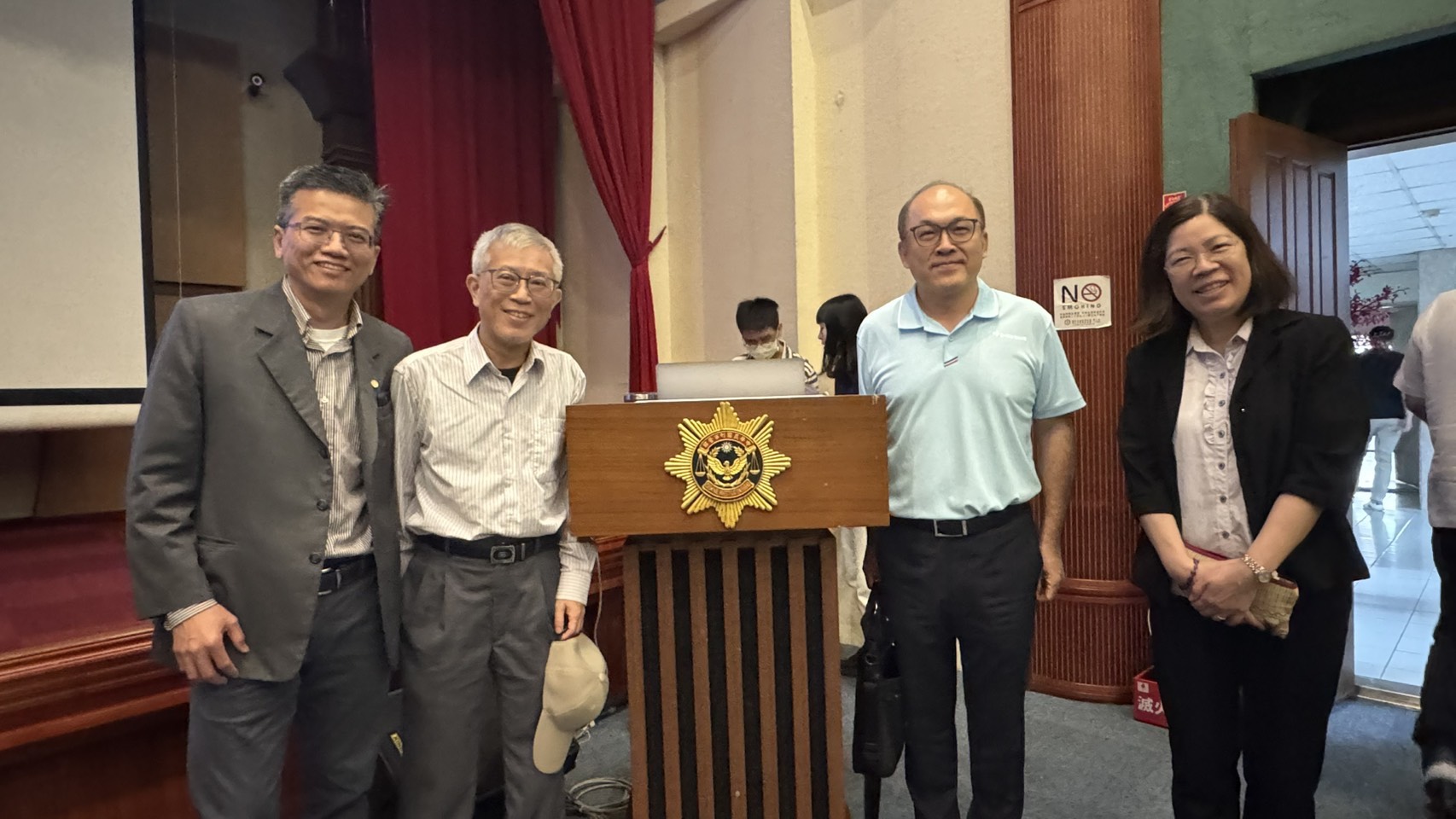 Prof. Yu, Director Fang, and Prof. Hou visited the Criminal Investigation Bureau to give a presentation