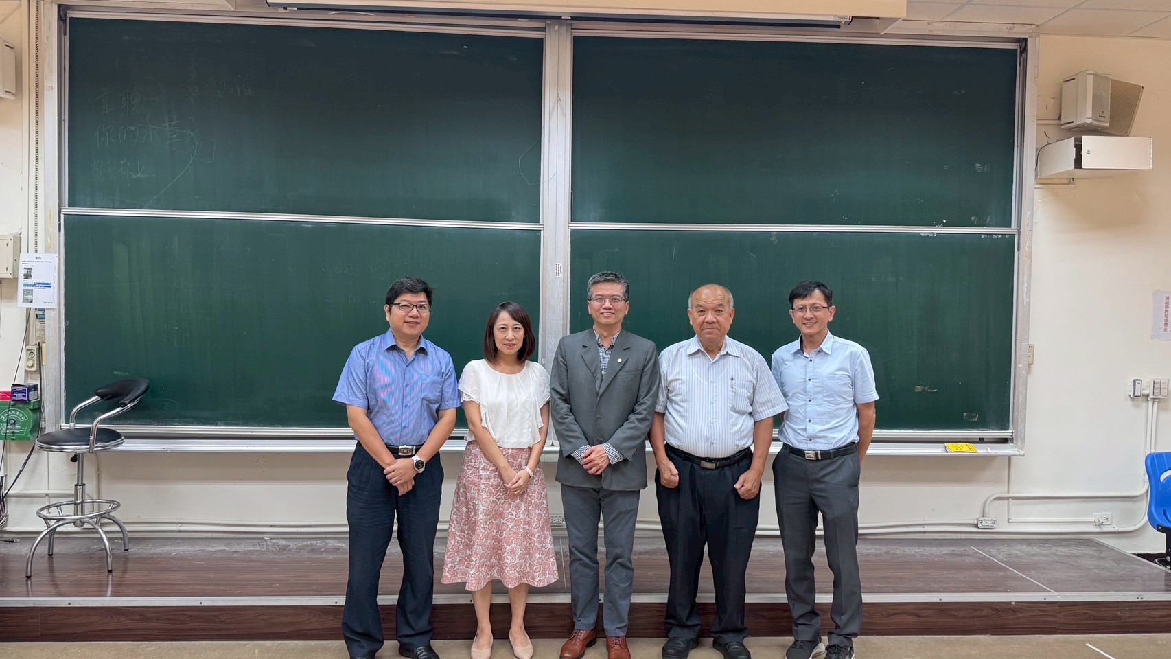 Prof. Yu giving a lecture at National Taiwan Normal University 02