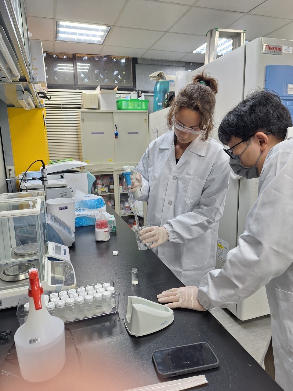 The students are guiding Dunja through the experiment