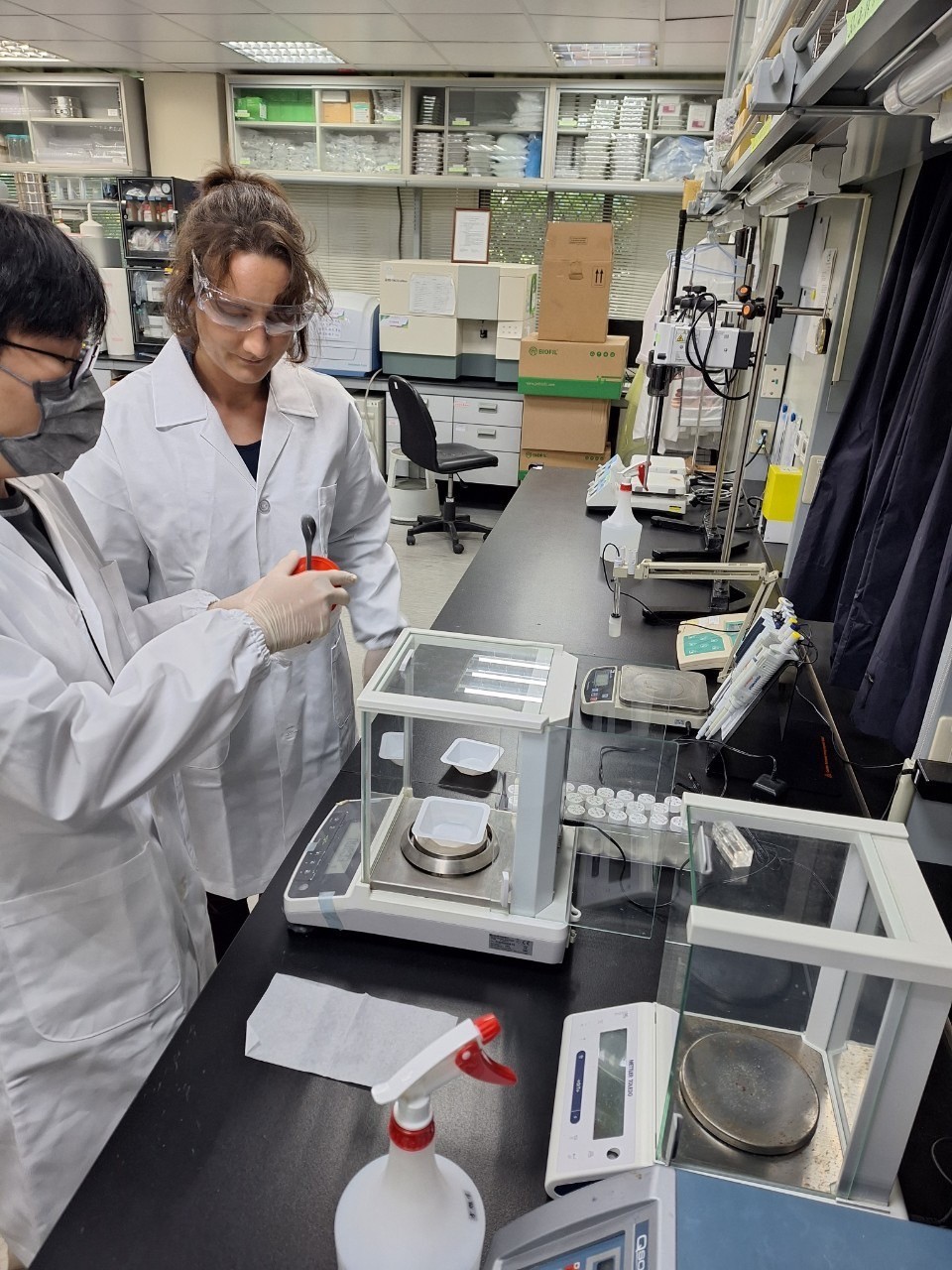 Dunja is conducting an experiment together with the laboratory students