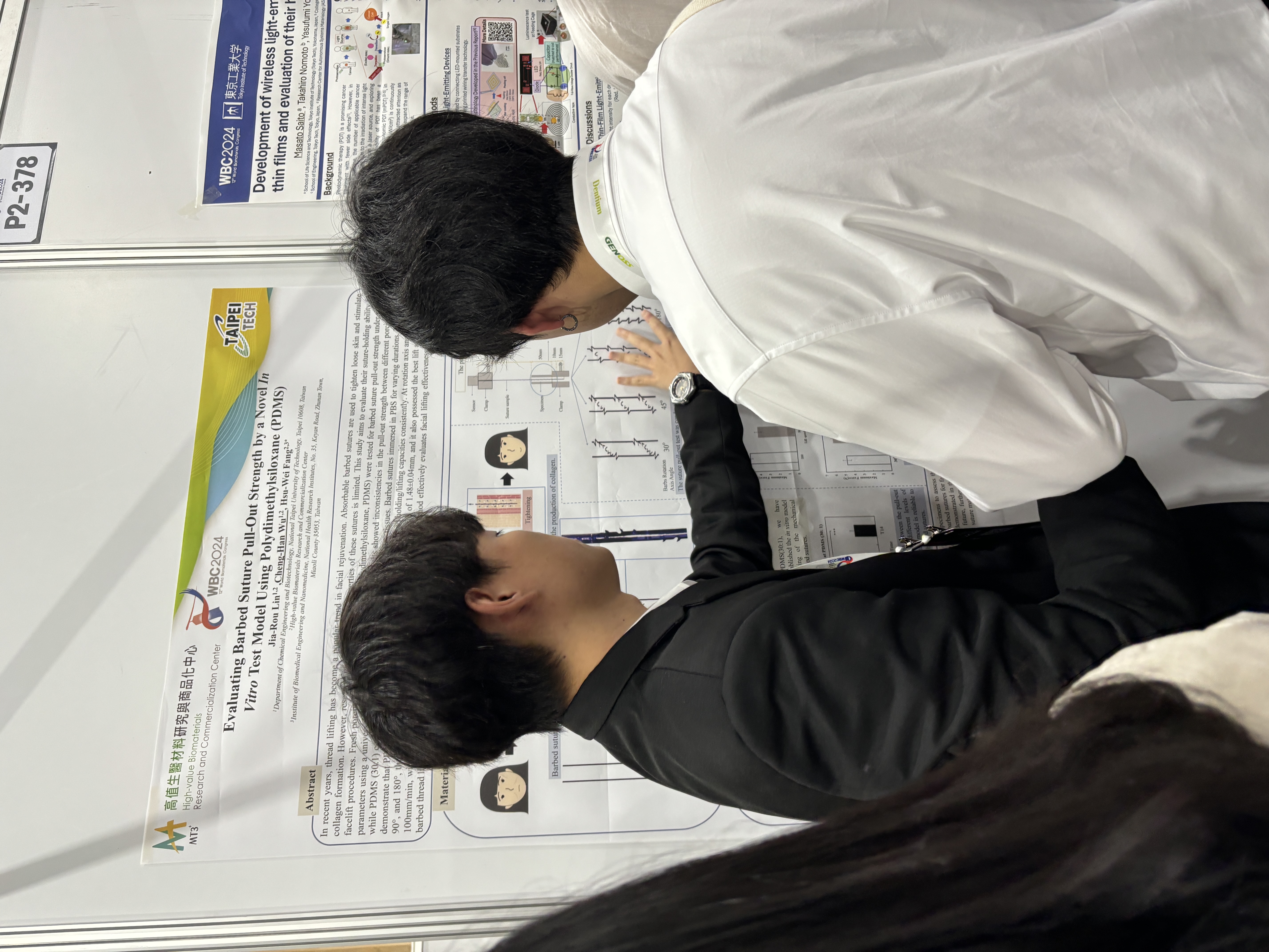 Graduate Student Wu Cheng-Han(wearing a black suit) explaining his poster
