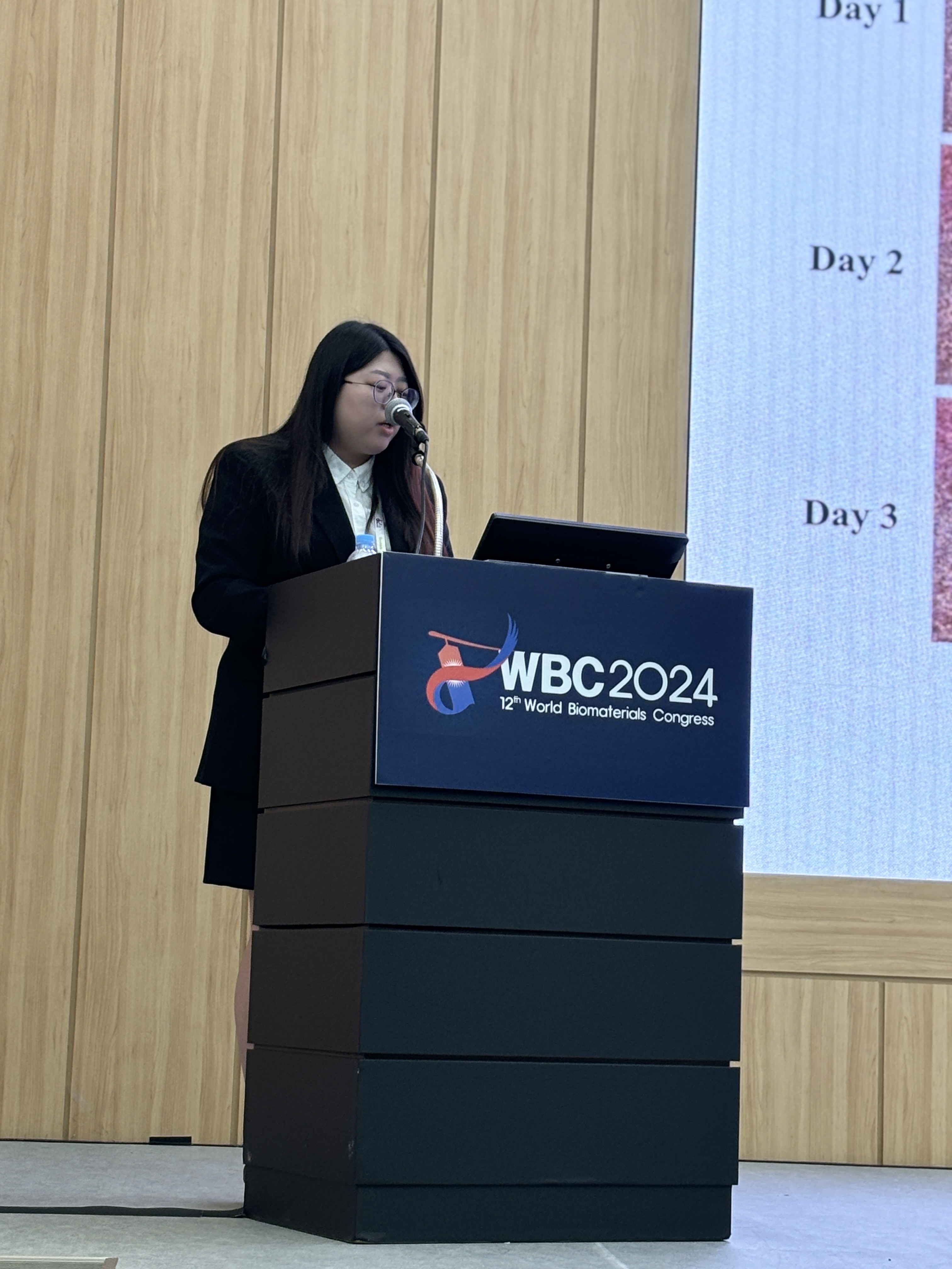 Research Assistant Chen Pei-Yu giving a presentation on stage