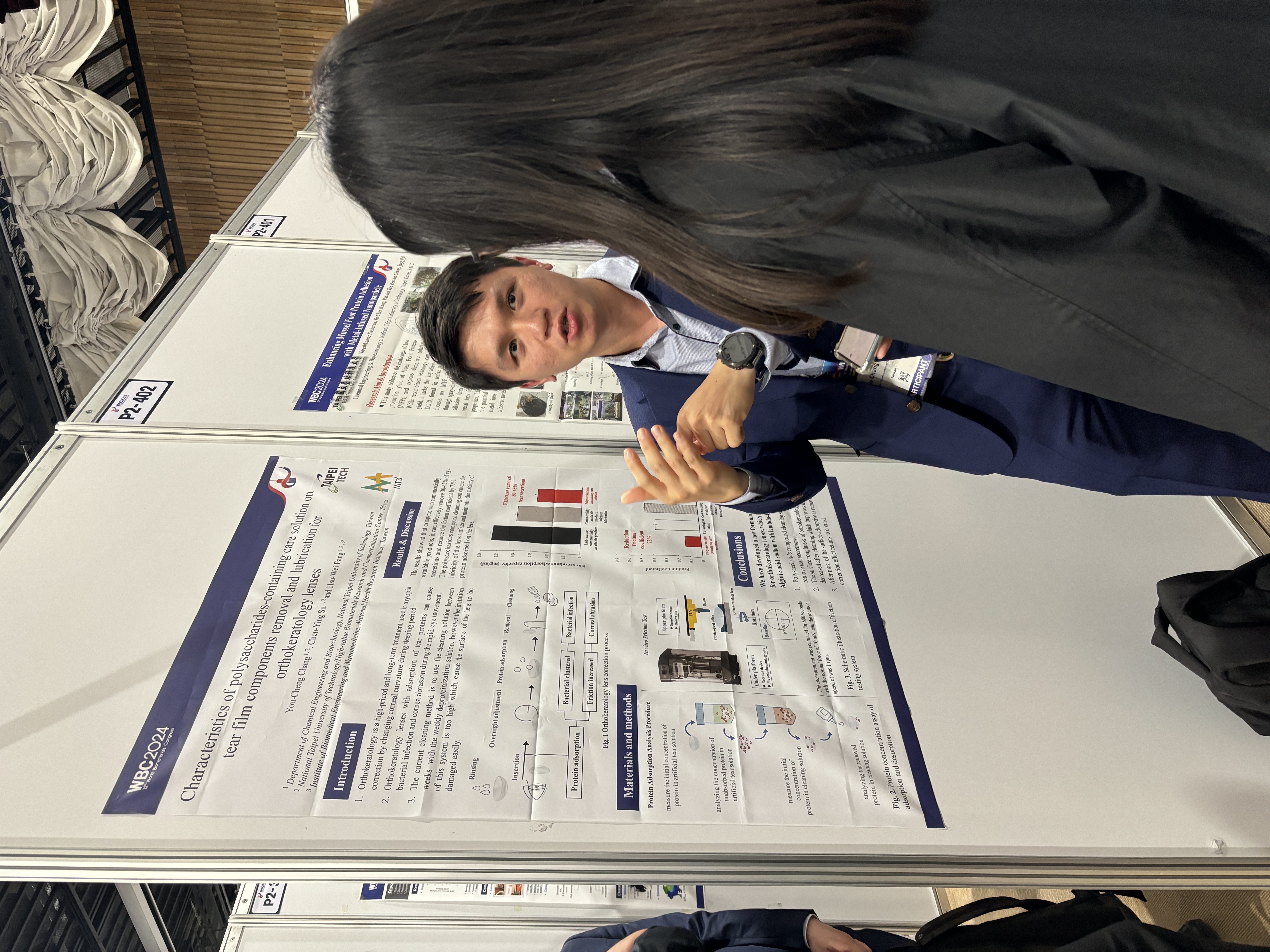Dr.Chang Yu-Cheng explaining his poster to other participants