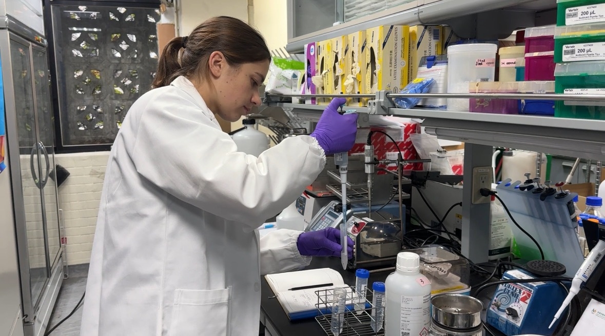 Dr. Justina Karčiauskaitė operating laboratory equipment