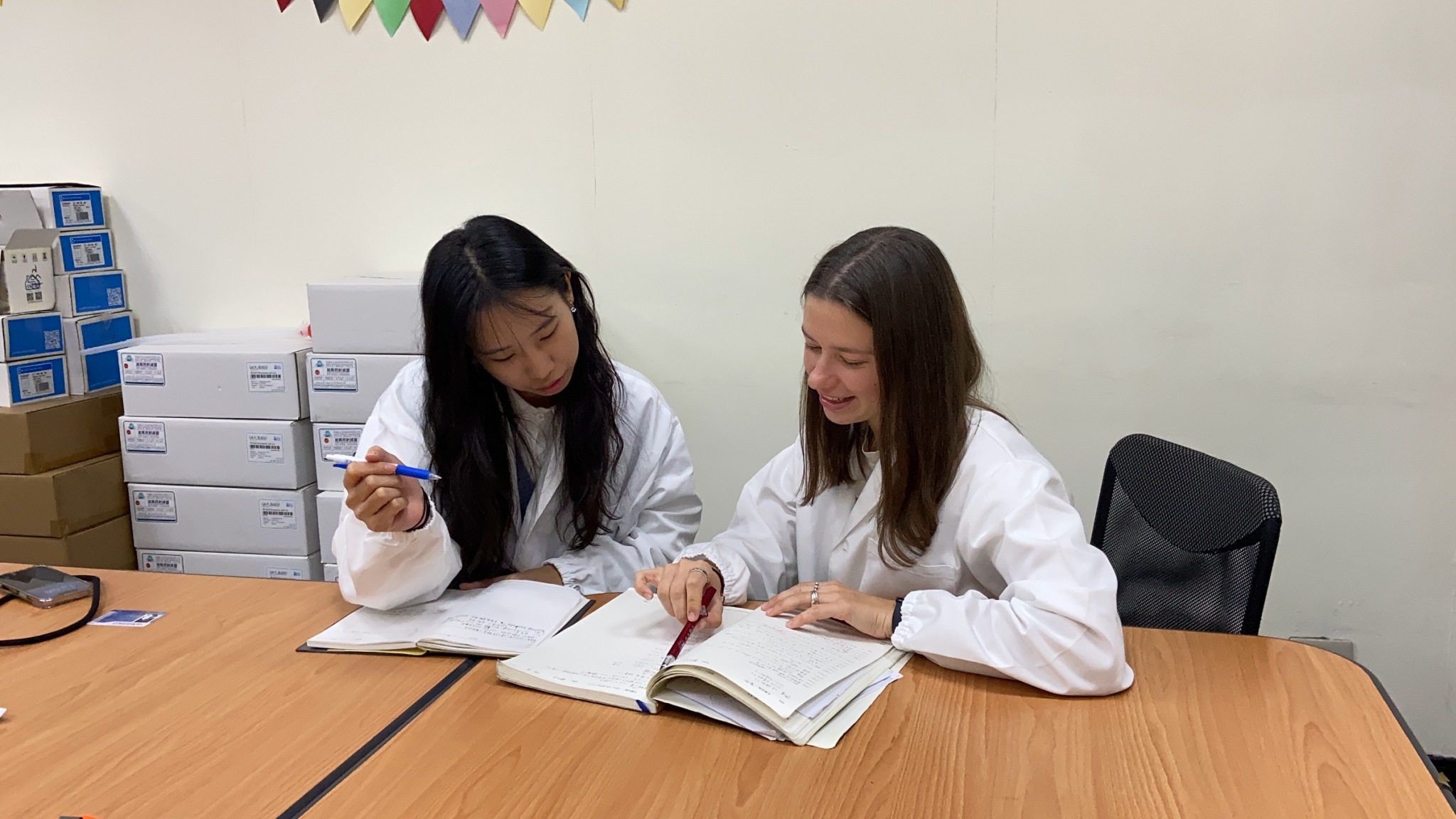 Students interacting with Dr. Justina Karčiauskaitė