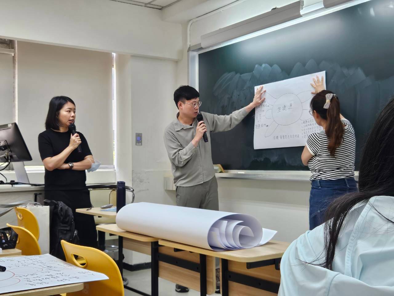 學生報告自己的團隊討論成果