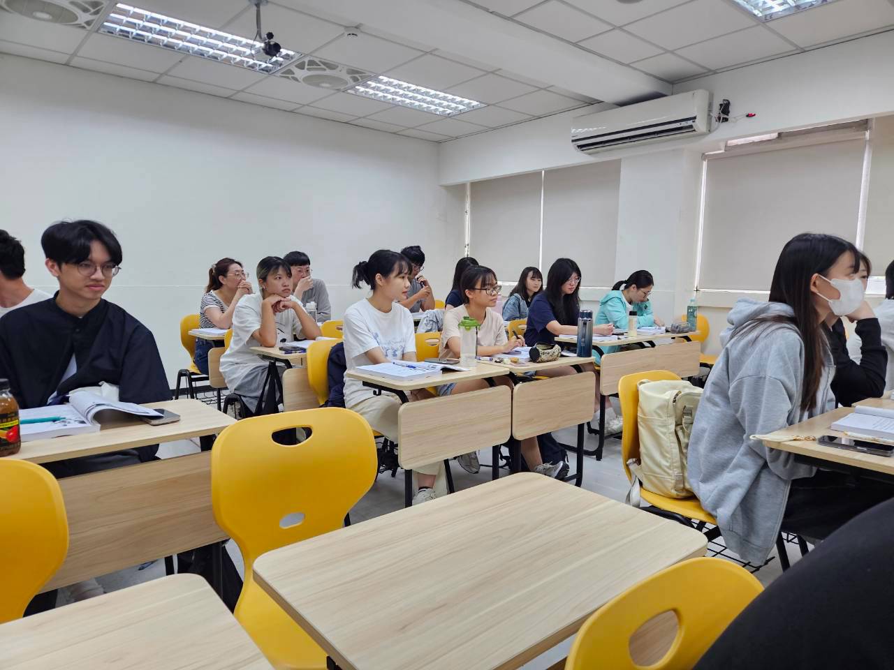 學生正在認真聽講