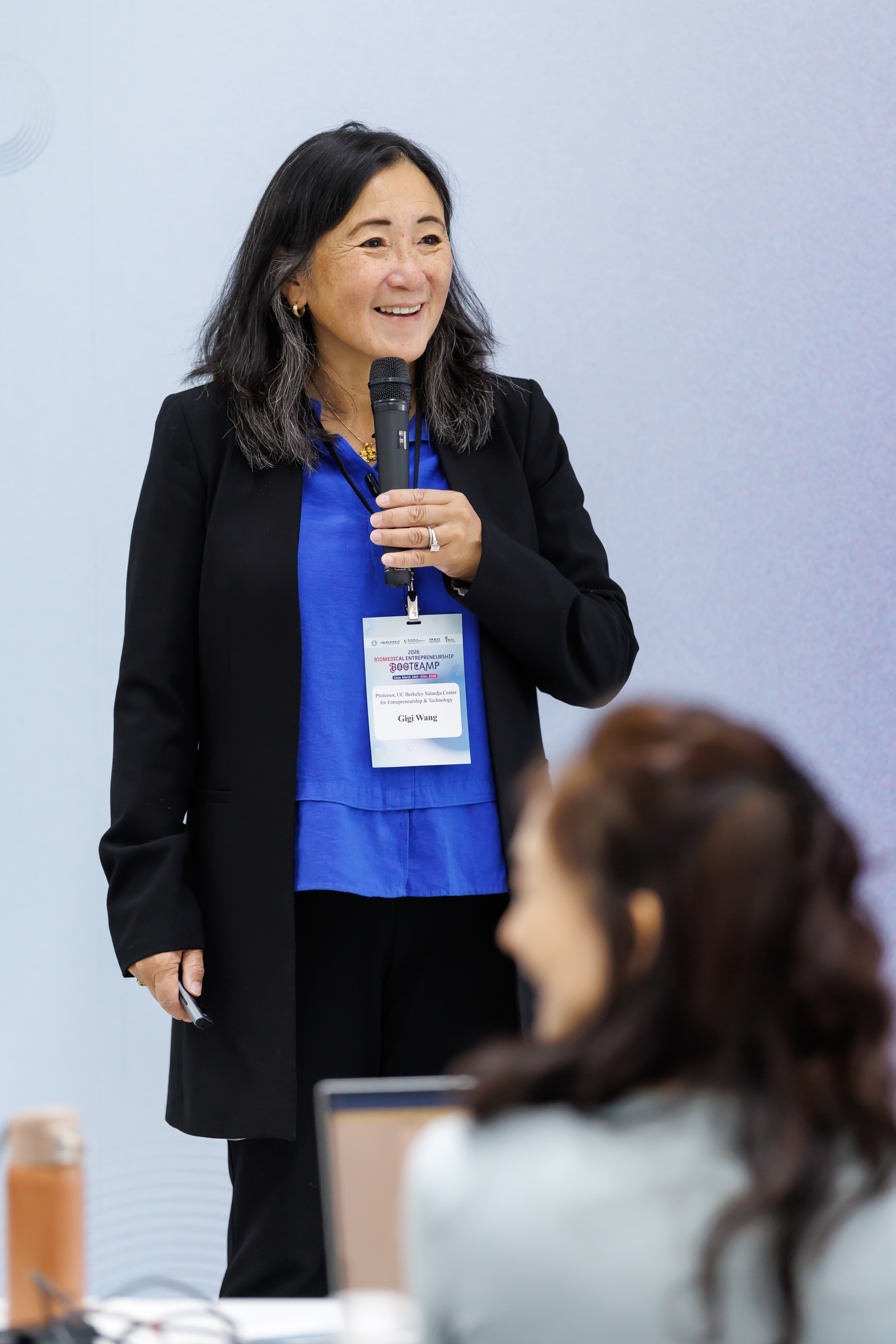 Gigi Wang 在台上授課