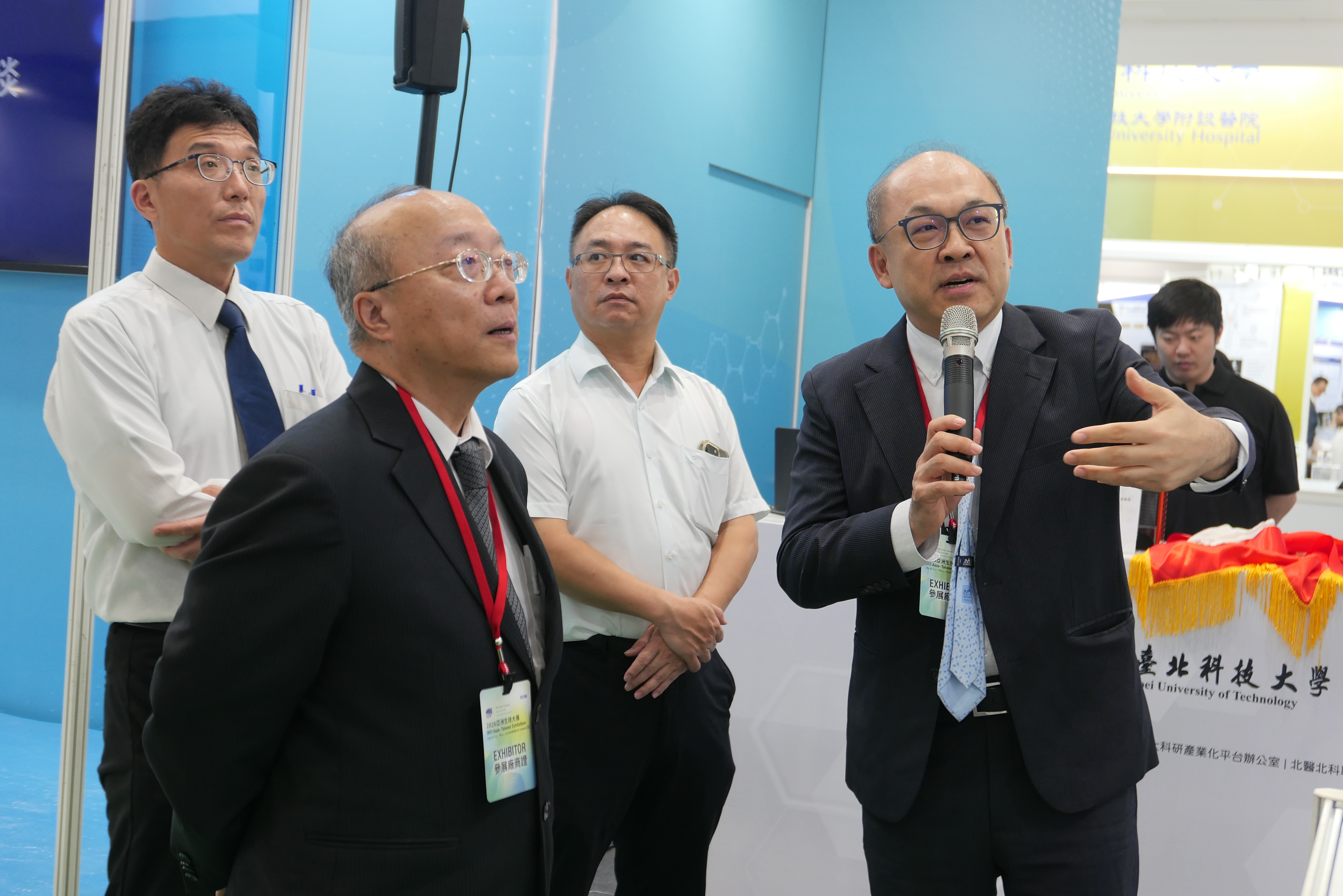 方主任與黃副校長介紹攤位