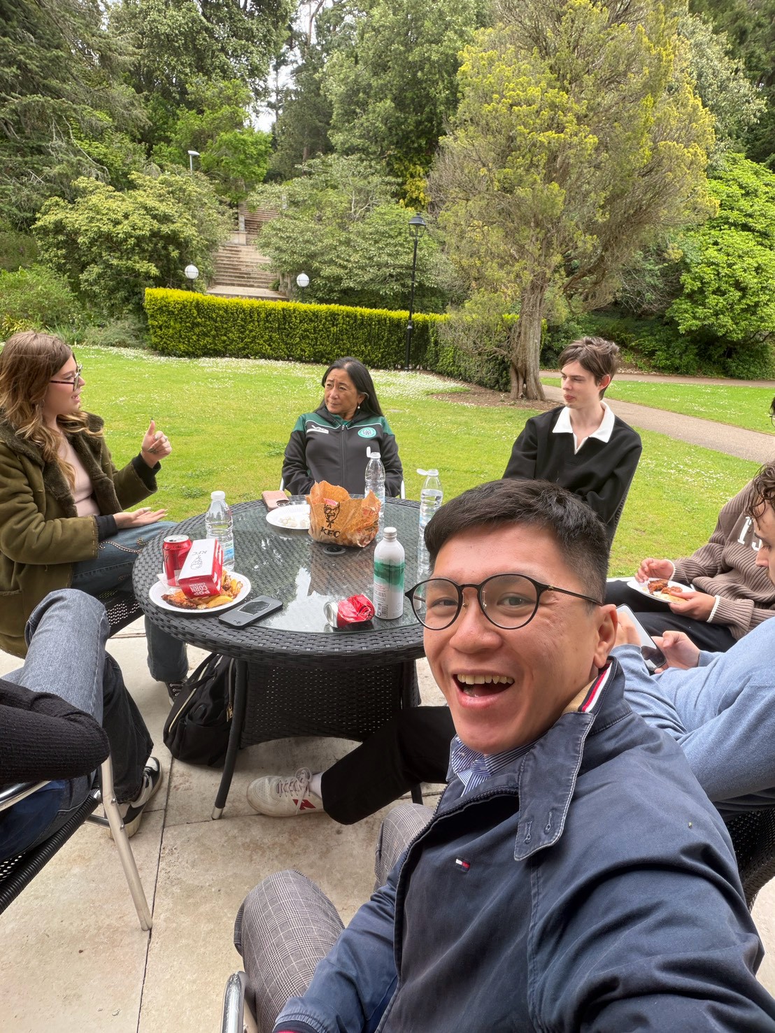 Enjoying afternoon tea and exchanging ideas together