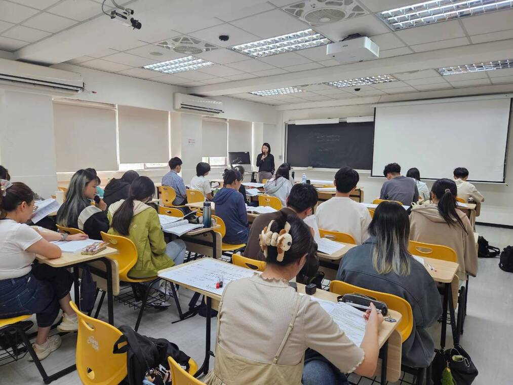 BSI講師正在台上授課