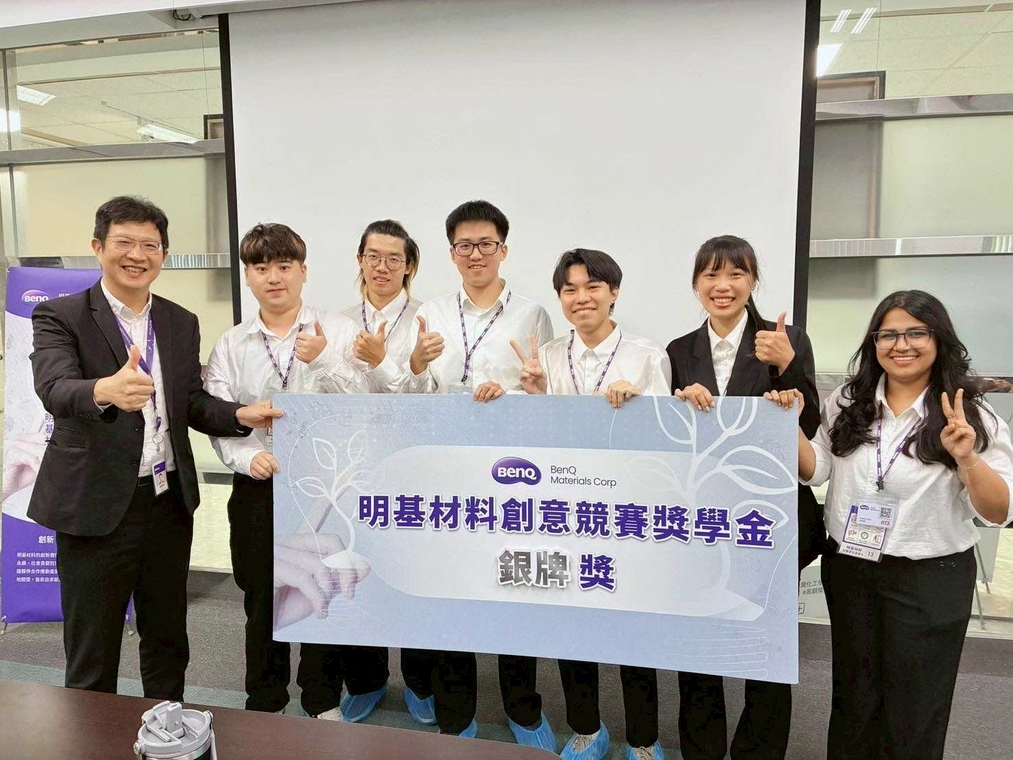 榮獲競賽的銀牌獎並與總經理劉家瑞之合影